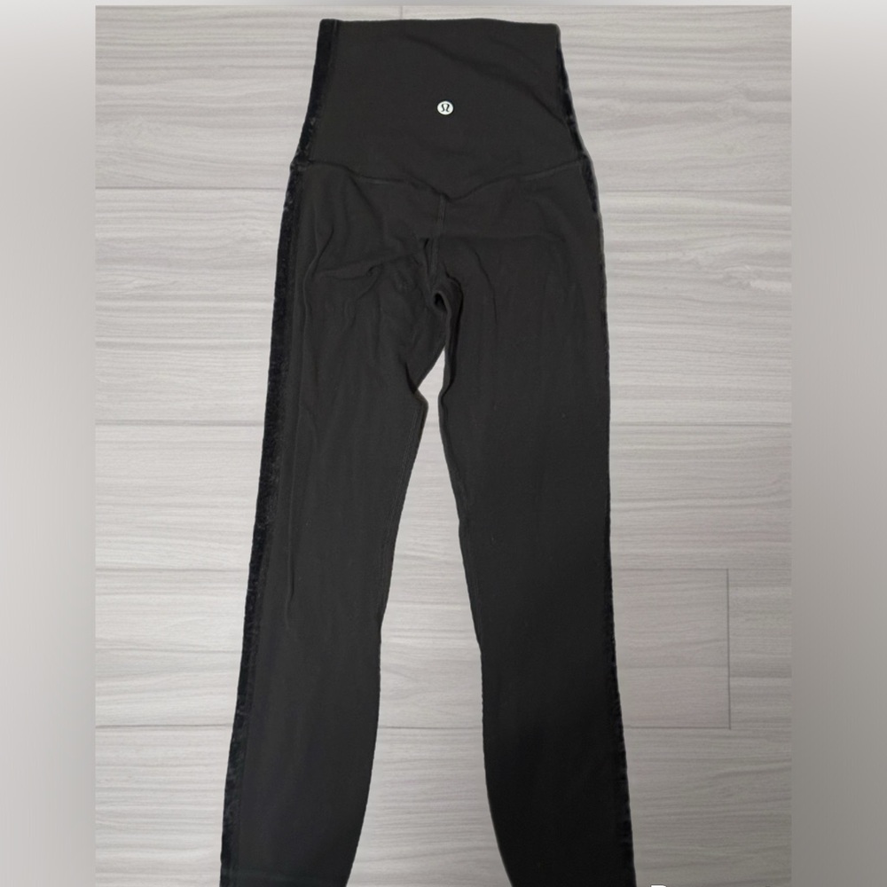 Women’s Lululemon leggings/yoga‎ pants size XS-velvet striped